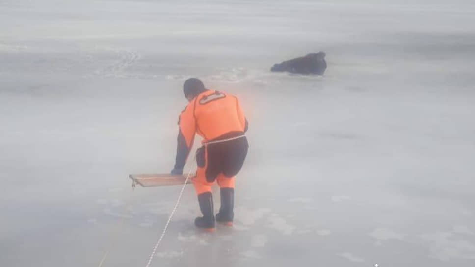 В Татарстане водитель снегохода провалился под лед