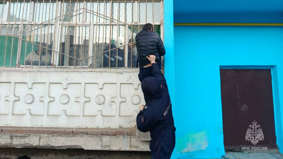 В Казани спасатели помогли мужчине, который застрял головой в оконной решетке