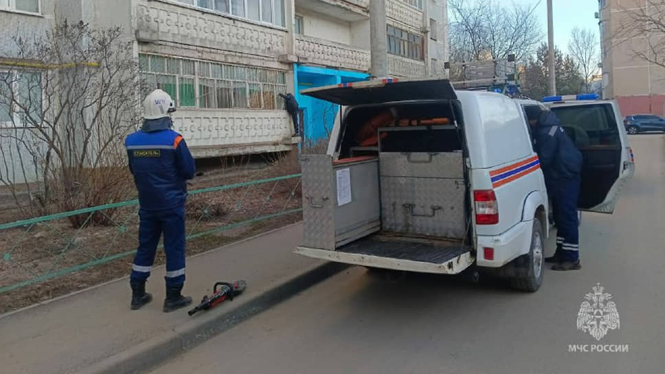 В Казани спасатели помогли мужчине, который застрял головой в оконной решетке