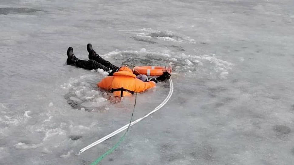 В Набережных Челнах спасли провалившегося под лед рыбака