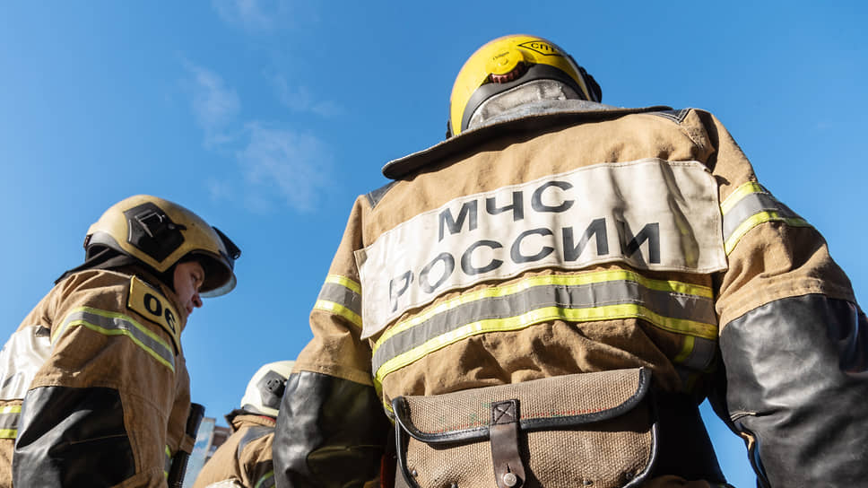 В Казани потушили горящий грузовик на заправке
