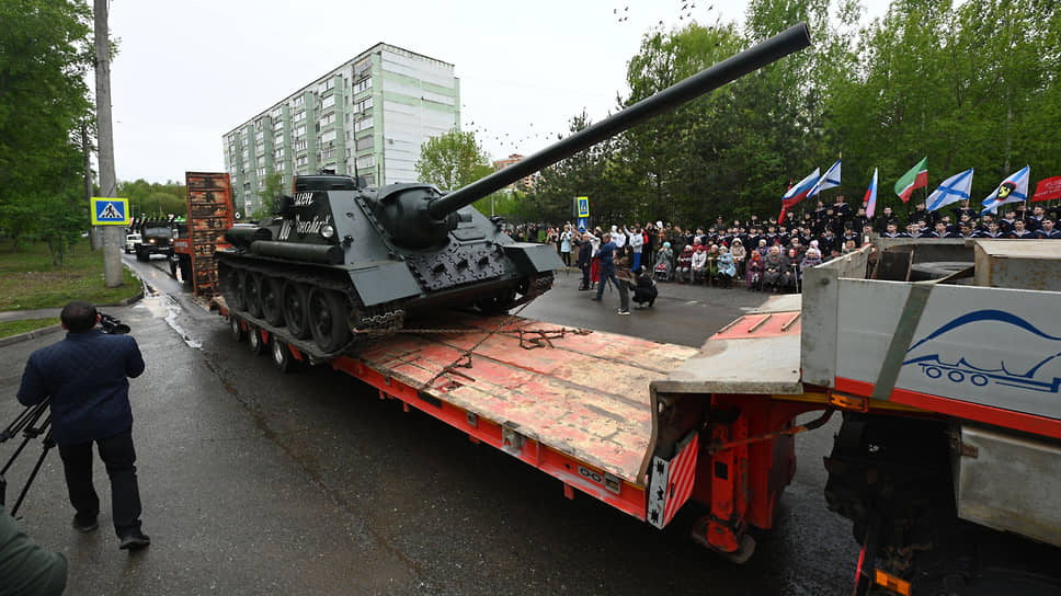 В Казани состоялась патриотическая акция «Парад у дома ветерана»