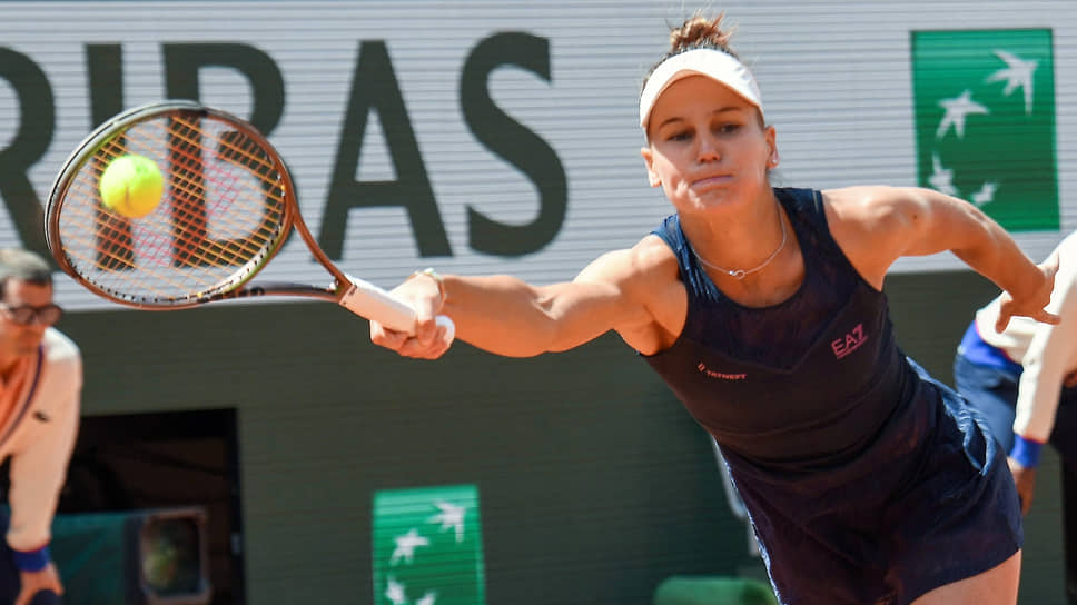 Вероника Кудерметова во время матча на чемпионате Франции по теннису «Ролан Гаррос» в 2022 году