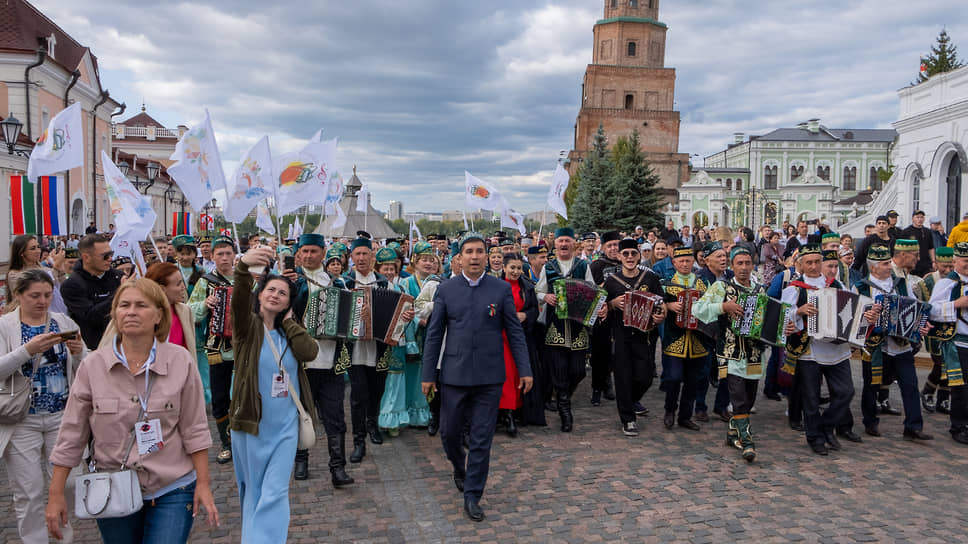 А днем в честь праздника в Казани состоялся фестиваль «Играй, гармонь!»