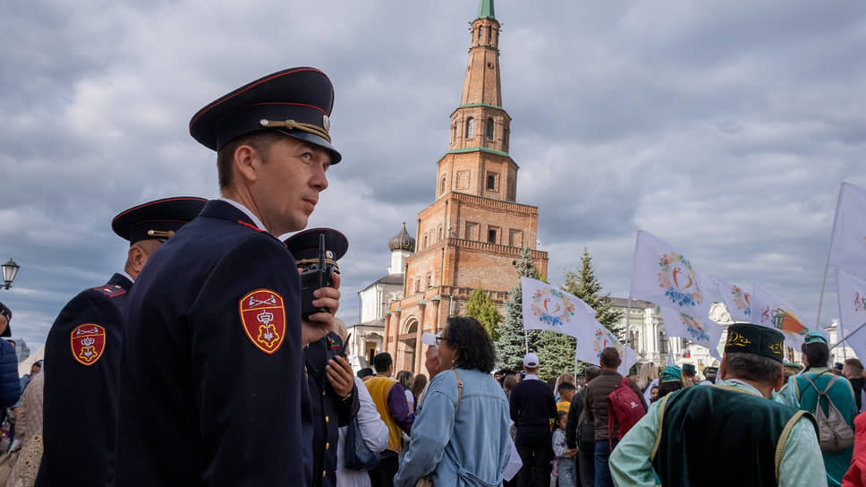 Гармонисты прошлись по центру города до Казанского кремля