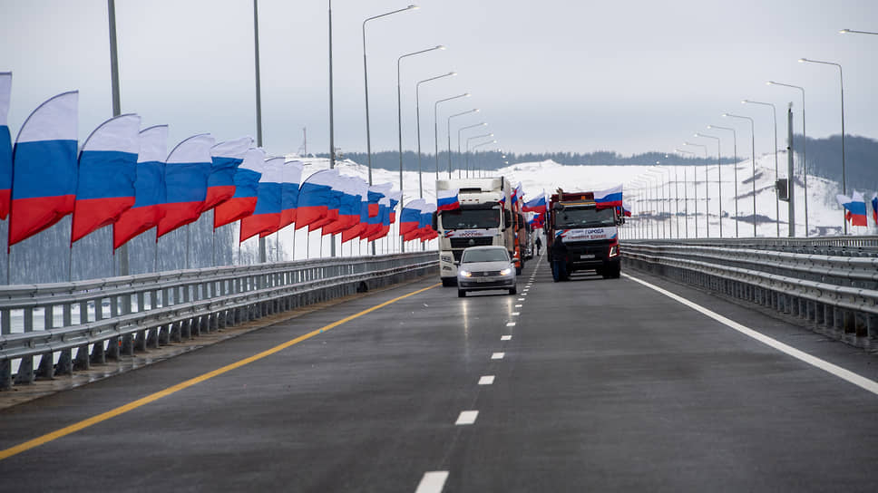 Открывала движение по мосту трассы М-12 через Волгу колонна строителей