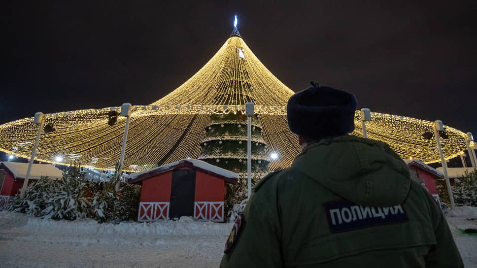 В этом году в мэрии Казани сообщали, что не планируют тратиться на новые украшения, поэтому у «Чаши» собрали прежнюю елку 