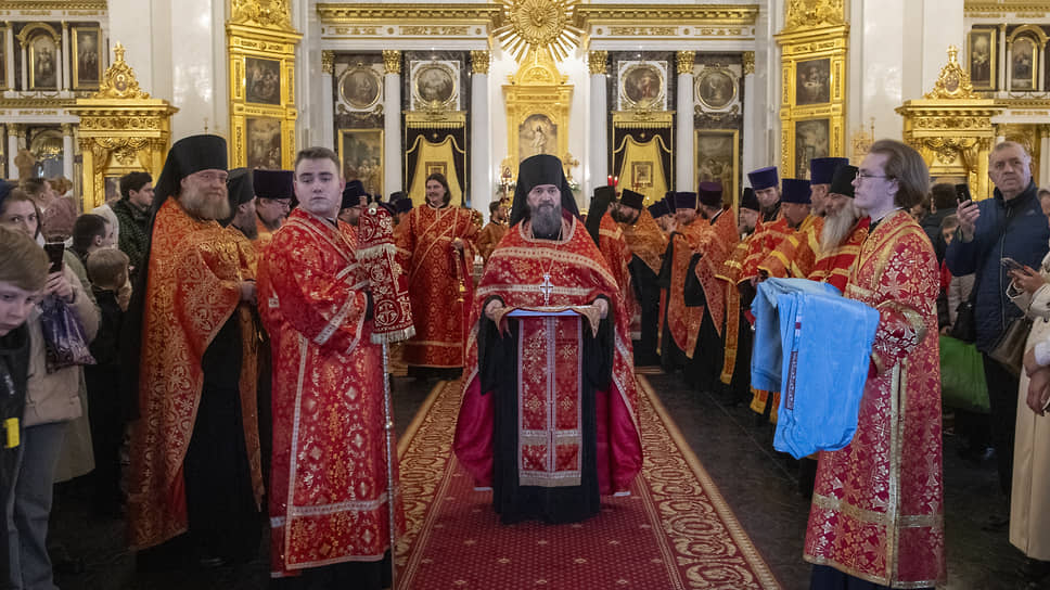 Торжественная встреча Благодатного огня перед великой пасхальной вечерней