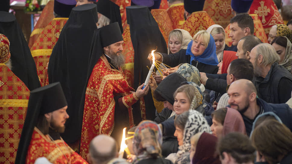 Торжественная встреча Благодатного огня перед великой пасхальной вечерней