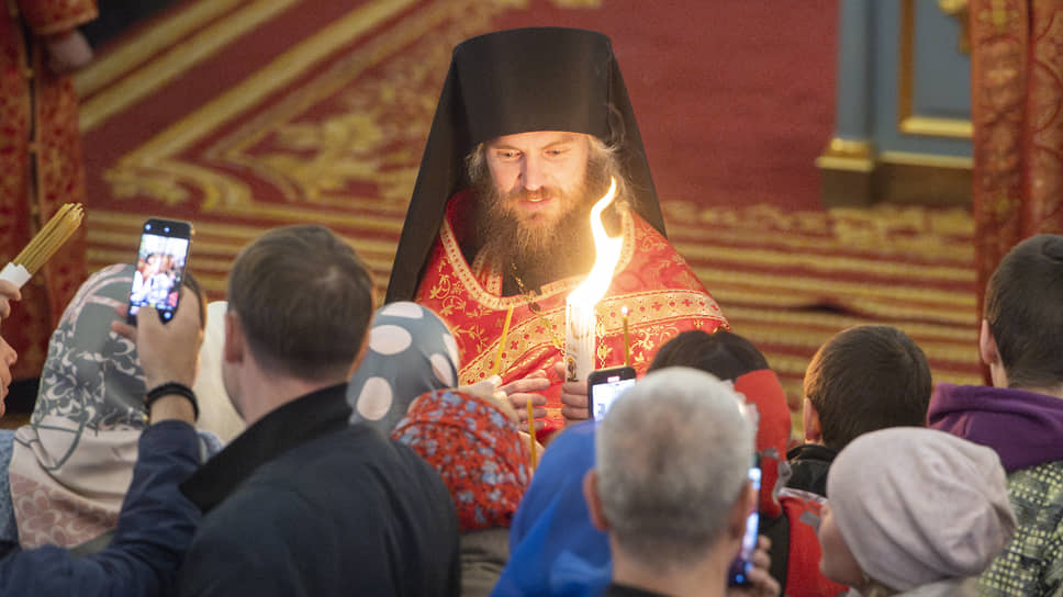 Торжественная встреча Благодатного огня перед великой пасхальной вечерней