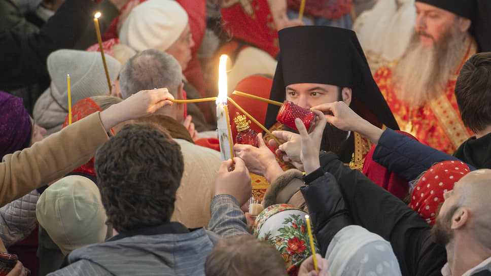 Торжественная встреча Благодатного огня перед великой пасхальной вечерней