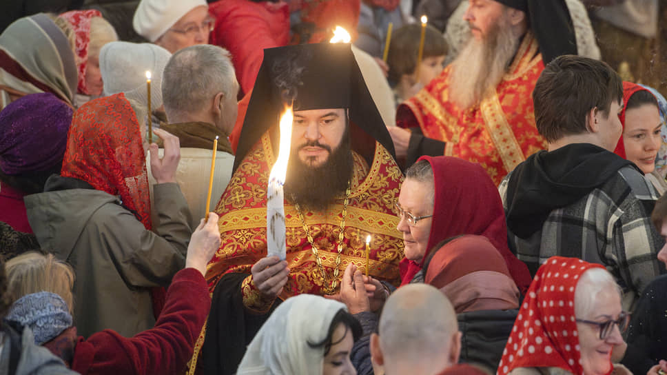 Торжественная встреча Благодатного огня перед великой пасхальной вечерней