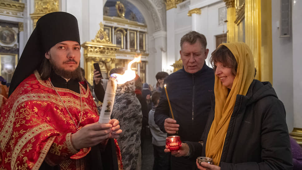 Торжественная встреча Благодатного огня перед великой пасхальной вечерней