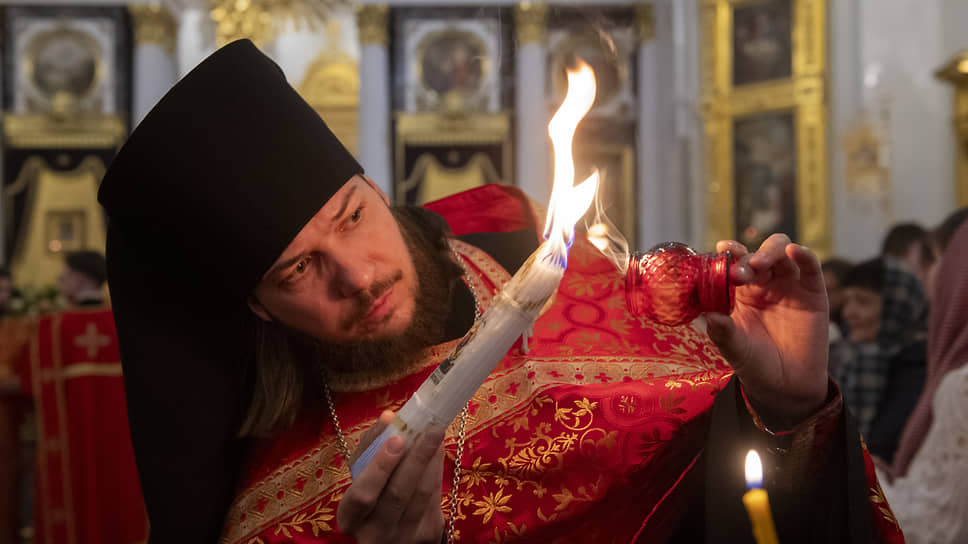 Торжественная встреча Благодатного огня перед великой пасхальной вечерней