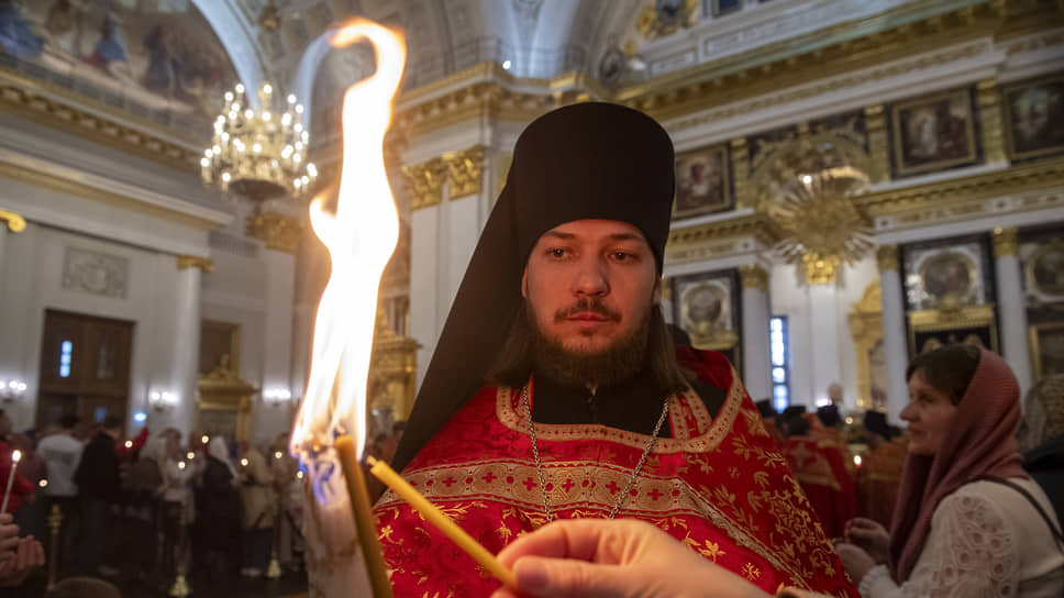 Торжественная встреча Благодатного огня перед великой пасхальной вечерней