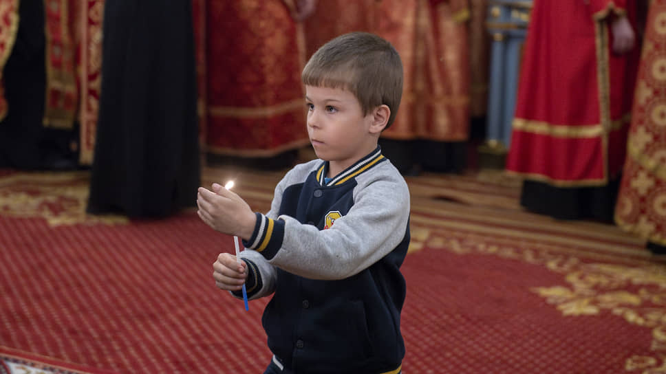 Торжественная встреча Благодатного огня перед великой пасхальной вечерней