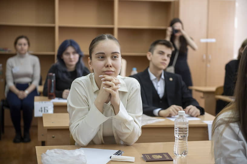 Ученики сдают устную часть ЕГЭ по иностранным языкам