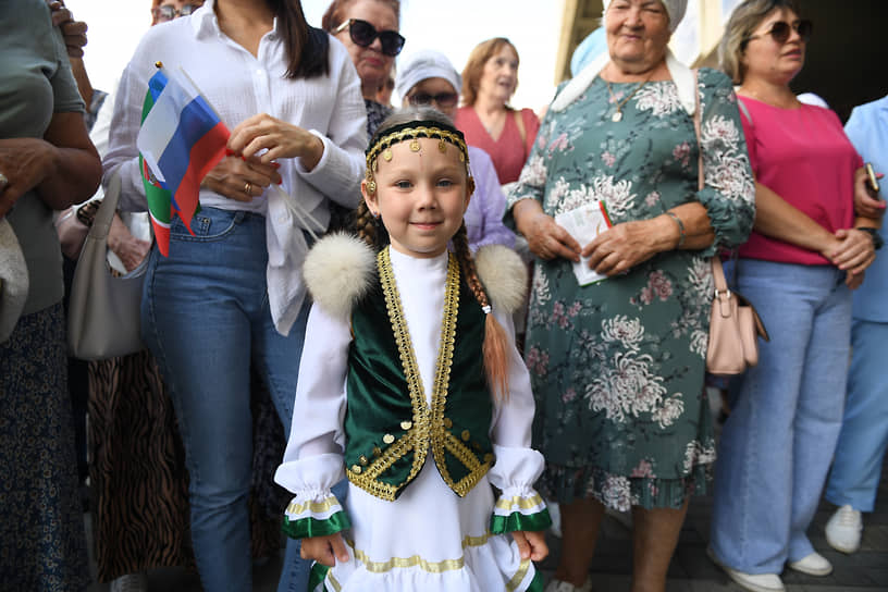 На набережной озера Кабан прошел фестиваль народного костюма &quot;Милли кием&quot;.