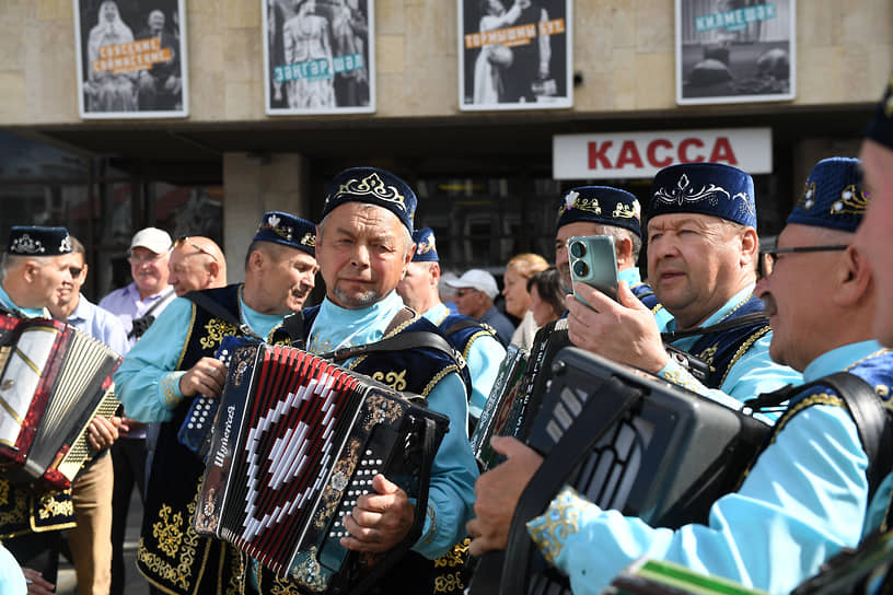 На набережной озера Кабан прошел фестиваль народного костюма &quot;Милли кием&quot;.