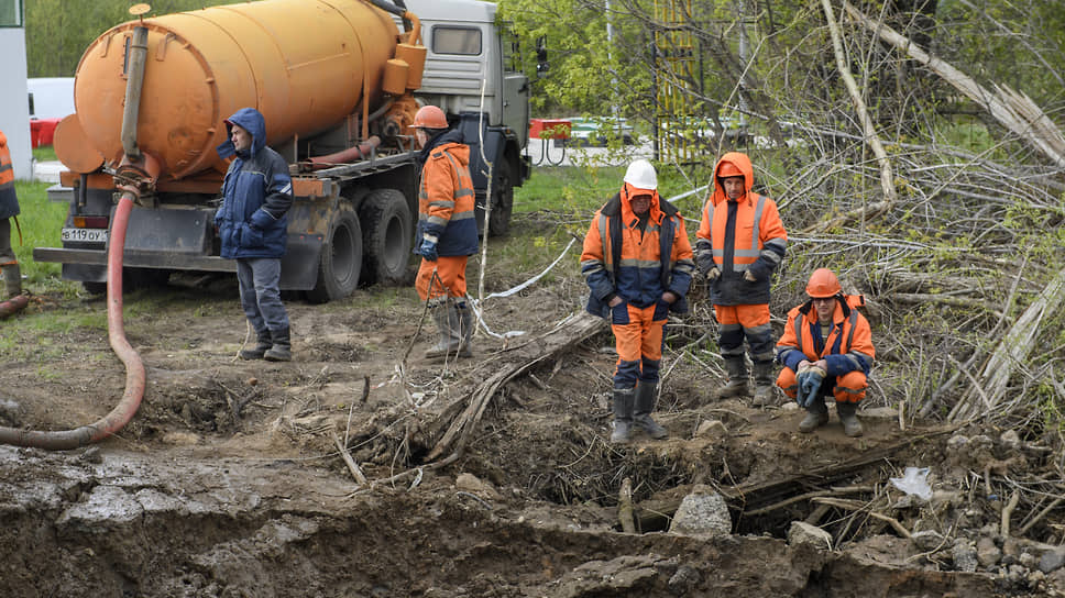 Устранение работниками &quot;Водоканала&quot; утечки воды на водопроводе. На ул. Лесозаводская, 8.