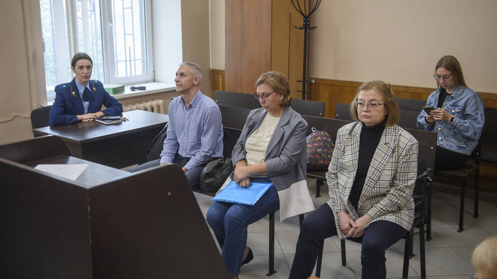 Судебное процесс по делу о мошенничестве экс-главе ЗАГС Татарстана Гульшат Нигматуллиной и ее экс-заместителю Ренату Ахметзянову.