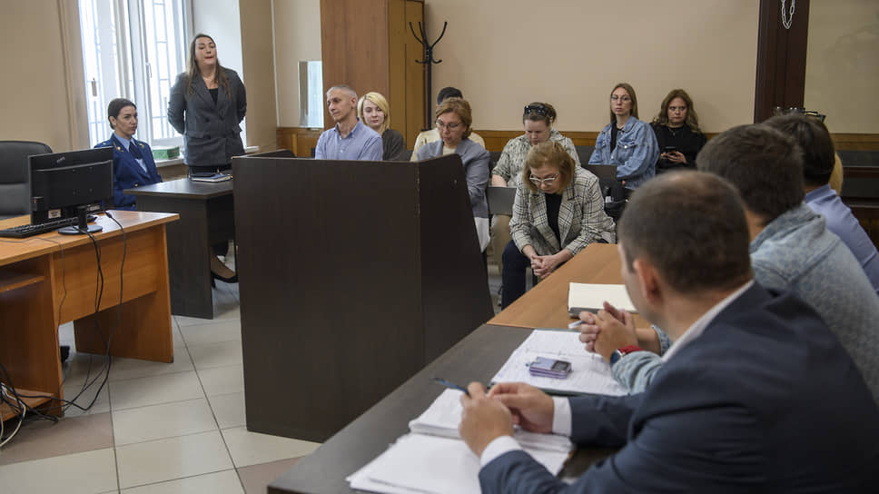 Судебное процесс по делу о мошенничестве экс-главе ЗАГС Татарстана Гульшат Нигматуллиной и ее экс-заместителю Ренату Ахметзянову.