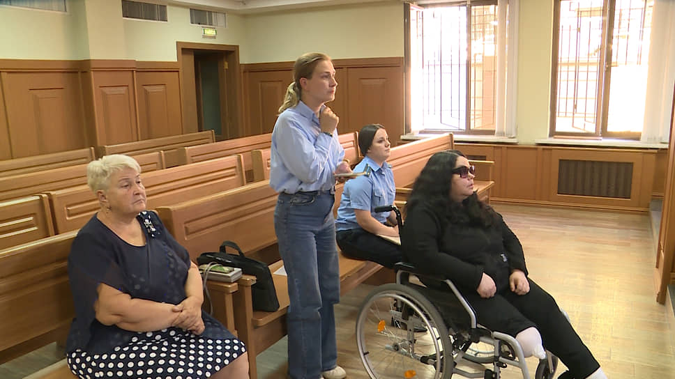 Марина Максимова (слева), юрист потерпевших Анна Овчинникова (в центре) и Гузель Антонова (справа).