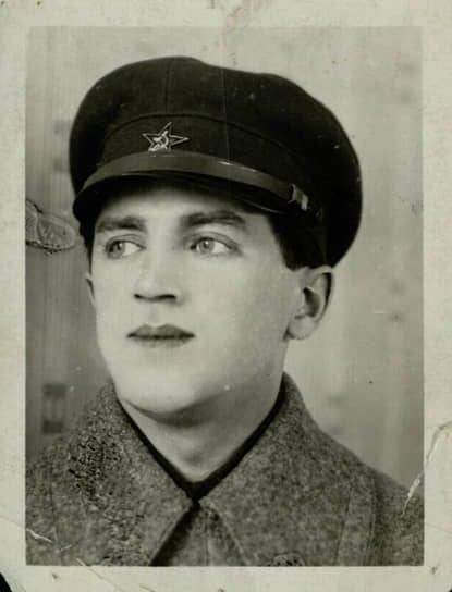 Салих Сайдашев в военной форме. В 1919 году он ушел добровольцем в Красную Армию и служил на Туркестанском фронте. Там он создавал оркестры, играл для бойцов и дирижировал.