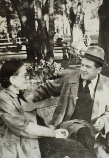 Салих Сайдашев с третьей женой Асией Казаковой. Асия Казакова была представительницей из рода купцов Апанаевых-Юсуповых. Супруги поженились в 1949 году, их брак продлился до самой смерти композитора в 1954 году.