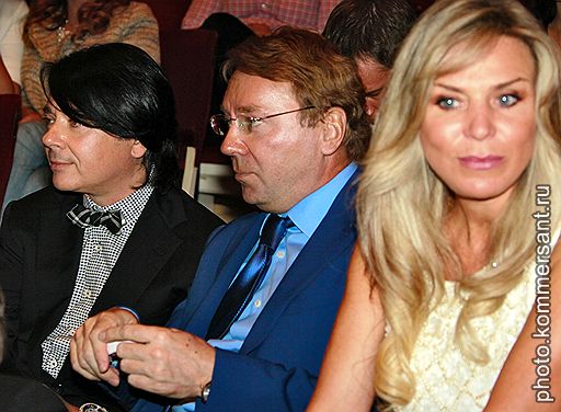 Модельер Валентин Юдашкин (слева) с супругой Мариной (справа) и управляющий делами президента России Владимир Кожин (в центре) на концерте певца Дмитрия Хворостовского и композитора Игоря Крутого в честь 15-летнего юбилея журнала ELLE в Государственном Академическом Малом Театре. 