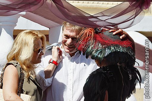 Пресс-секретарь правительства России Дмитрий Песков (в центре) с супругой Екатериной (слева) и певица Анита Цой (справа) на Центральном ипподроме в Москве, где прошли скачки Гран-при Радио Monte Carlo. 