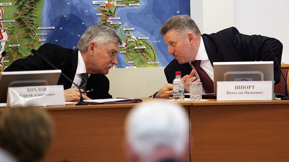 Чтобы ответить на вопросы оппозиции, Вячеславу Шпорту (справа) пришлось вспомнить времена Сергея Хохлова (слева)