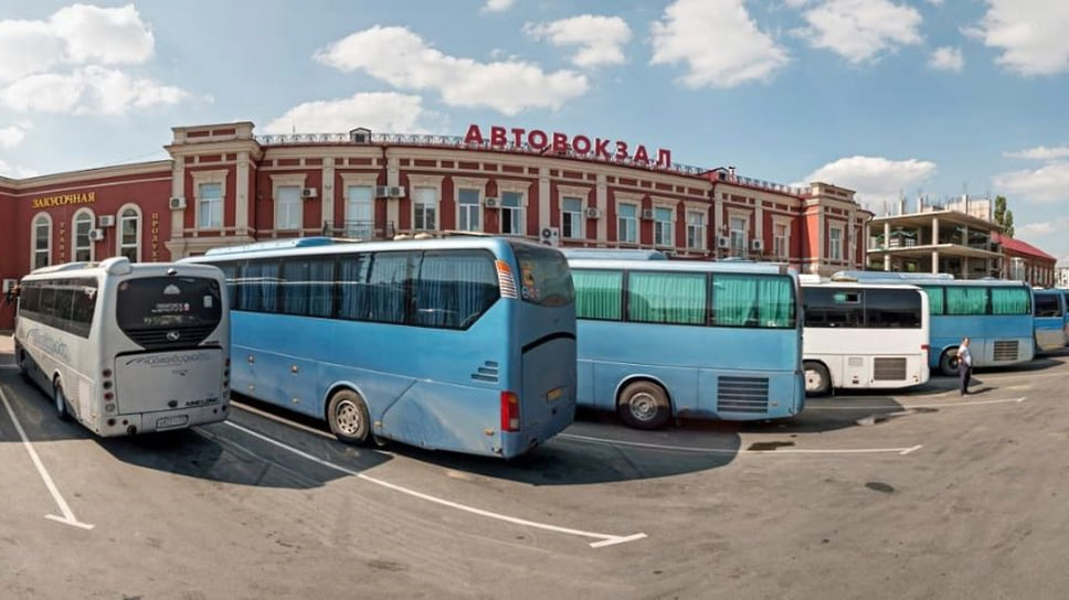 Недостроенная гостиница (справа от автовокзала), согласно выданному разрешению на строительство, должна была стать двухэтажной и гораздо меньшей площади