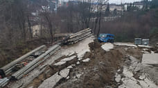 Из-за оползня в Сочи обрушилась часть дороги на улице Транспортной