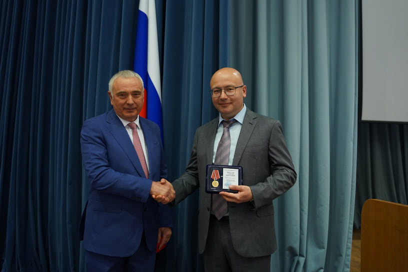 Алексей Шипилов (справа)