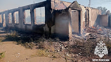 В Каневском районе Кубани тушат крупный пожар на бывшей птицефабрике