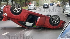 В центре Краснодара в результате ДТП автомобиль Toyota опрокинулся на крышу