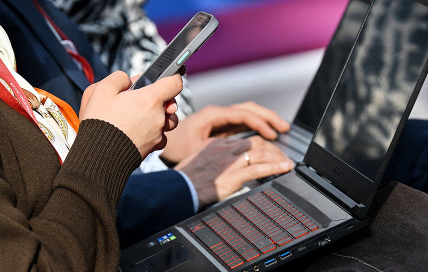 Подростки на работе, возможно, выполняют подсобные или простые офисные задачи