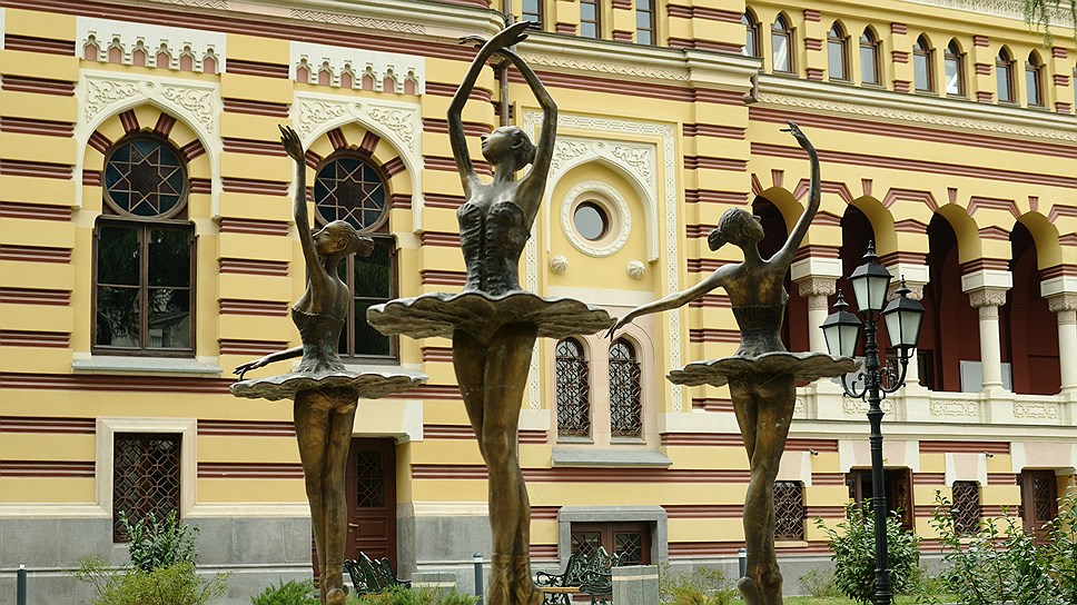 На фото: скульптурная композиция возле Грузинского театра оперы и балета им. Палиашвили 