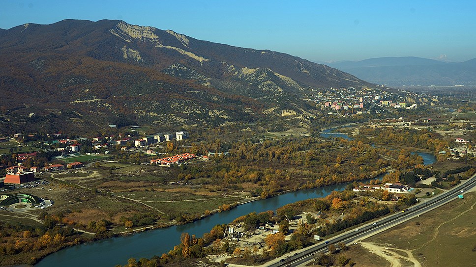 На фото: вид с горы на древнюю столицу Грузии Мцхету