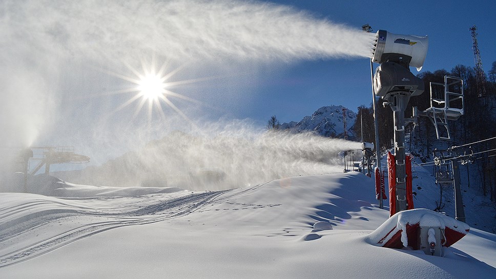 В день курорт «Роза Хутор» посещает до 4 тысяч любителей горных лыж и сноубрда.