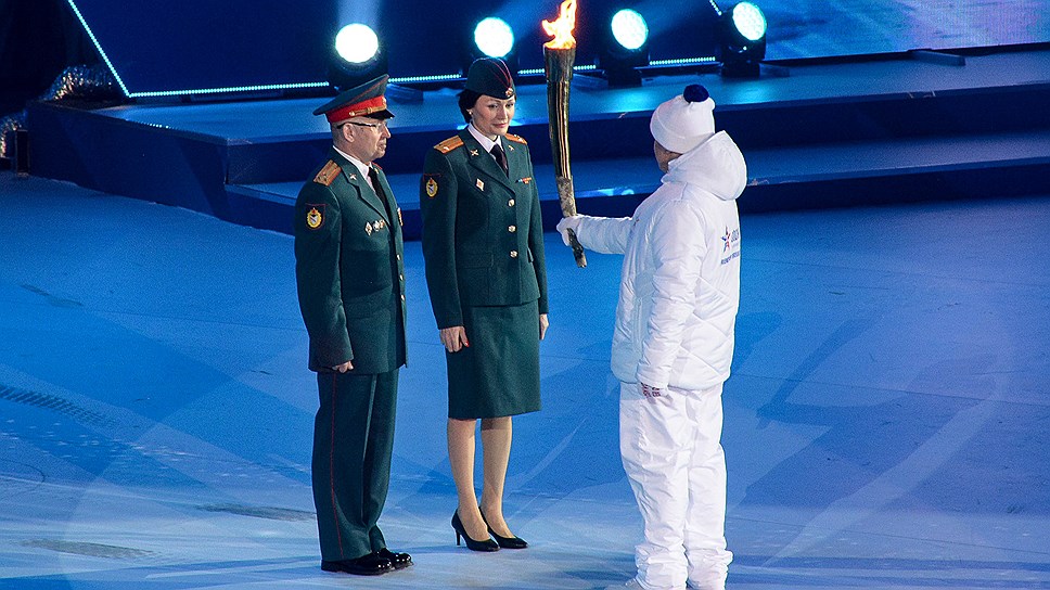Вручение факела зимних Всемирных военных игр в Сочи на торжественной церемонии открытия