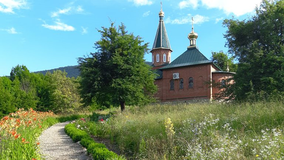 Дорога к детям началась с дороги к храму. «В 1987 году приехал родителям помочь, они заболели. Думаю, дом построю, деньги у меня были. Родители сказали “нет, построй сначала храм”, я его и построил», - Михаил Скворцов. На фото тот самый храм в Мезмае.