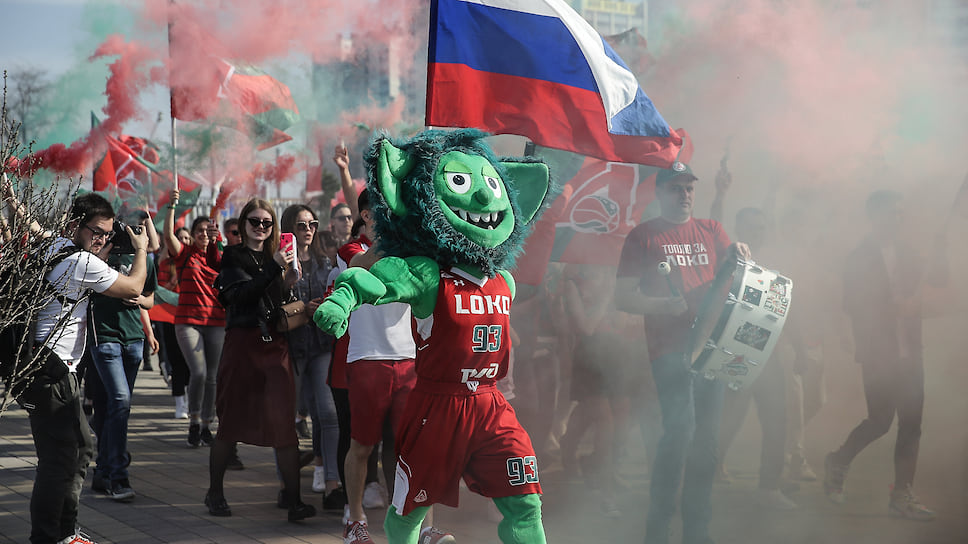 Талисман клуба Зубби ведет болельщиков «Локомотива» на матч против ЦСКА.