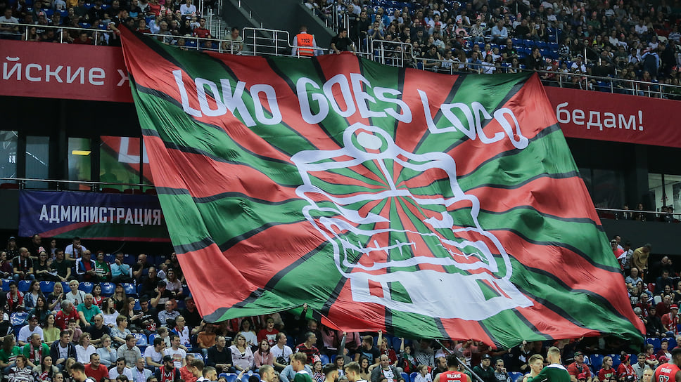 Трибуна фанатов «Локо» вывешивает самый большой банер в поддержку команду перед матчем.