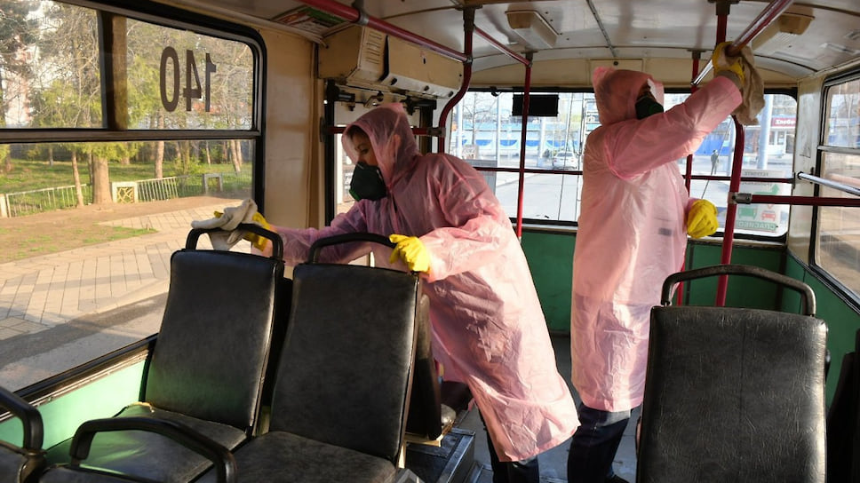 Обязательная дезинфекция поверхностей проводится в общественном транспорте Краснодара, который с 30 марта по 5 апреля будет курсировать только шесть часов в день: три часа утром и три часа вечером. 