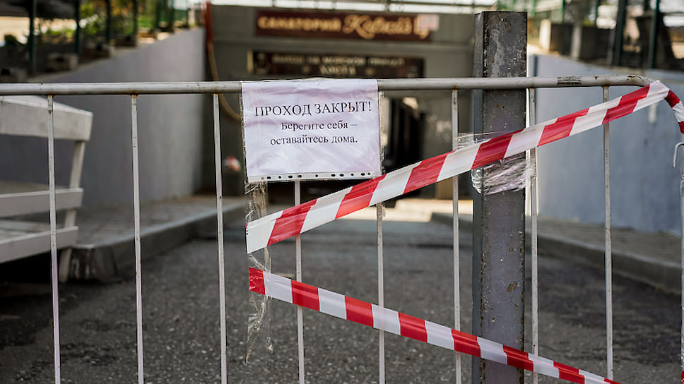 В Сочи также закрыты для посещения все общественные места, улицы патрулируют сотрудники правопорядка, пресекая нарушения карантинного режима. 