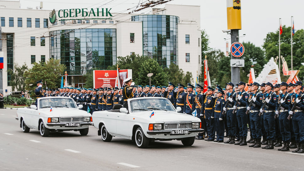 Всего для участия в параде было привлечено более тысячи человек