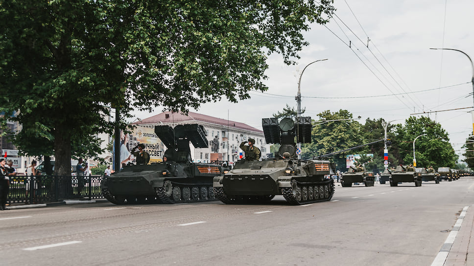 Всего для участия в параде было привлечено более тысячи человек