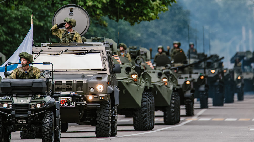 Были задействованы более 25 единиц боевой и специальной техники, а над городом состоялся пролет военной авиации
